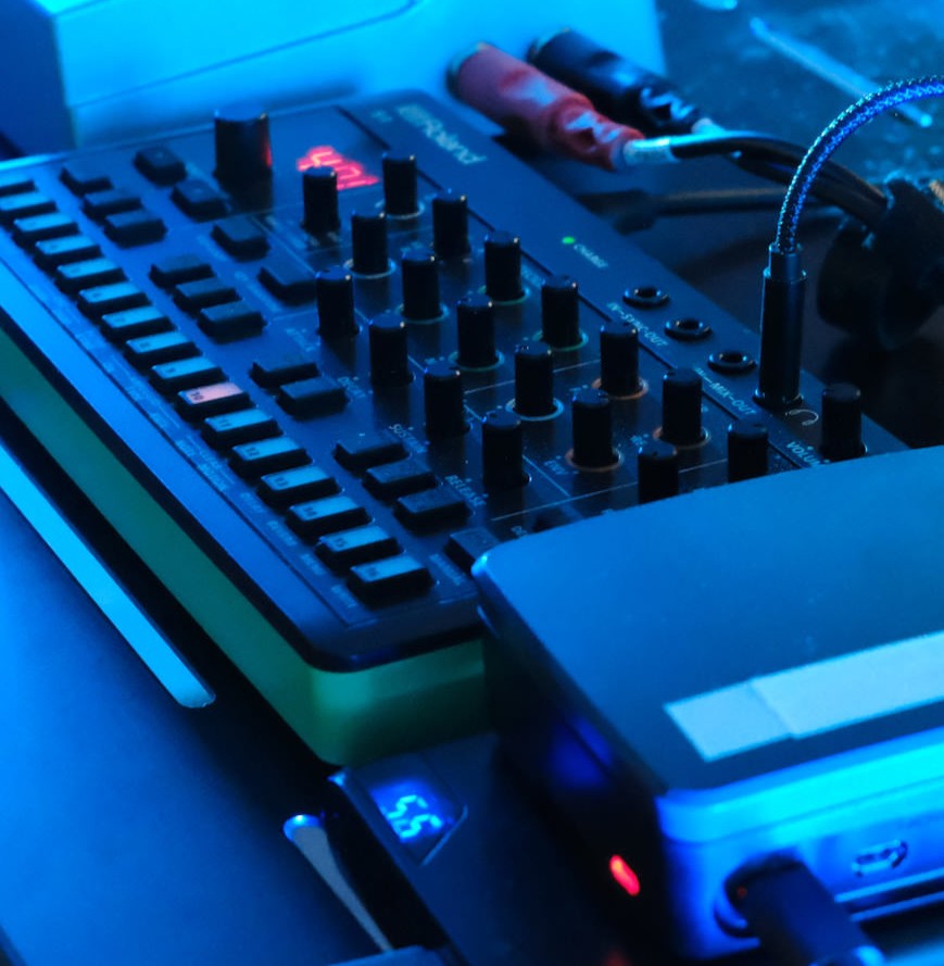The IMPSY device and a synthesizer