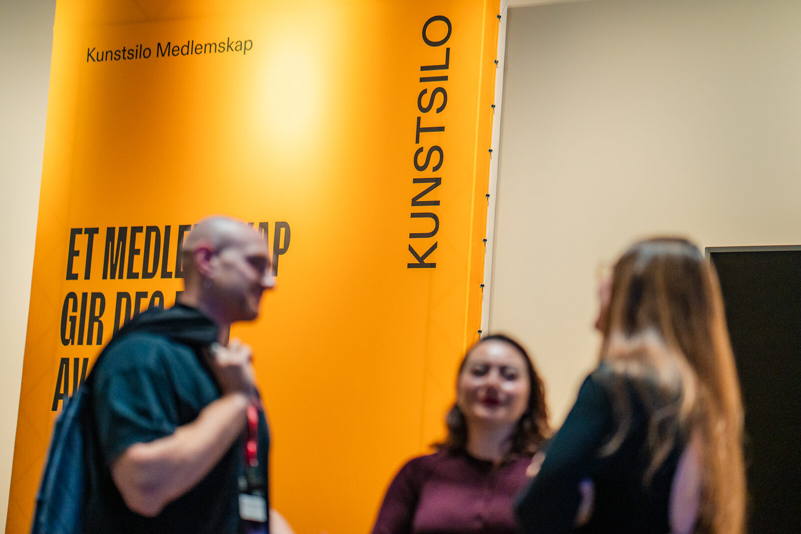 Guests arriving at Kunstsilo in front of the yellow entrance banner